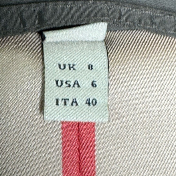 Burberry Women's Raincoat - Classic Elegance for Rainy Days ๐ง๏ธ - Picture 8 of 9